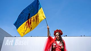 Performansz egy véres ukrán zászlóval