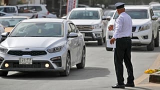 شرطي ينظم حركة المرور في بغداد 