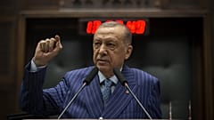 Ο Ρετζέπ Ταγίπ Ερντογάν απευθυνόμενος στην κοινοβουλευτική του ομάδα