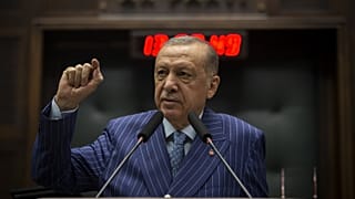 Ο Ρετζέπ Ταγίπ Ερντογάν απευθυνόμενος στην κοινοβουλευτική του ομάδα
