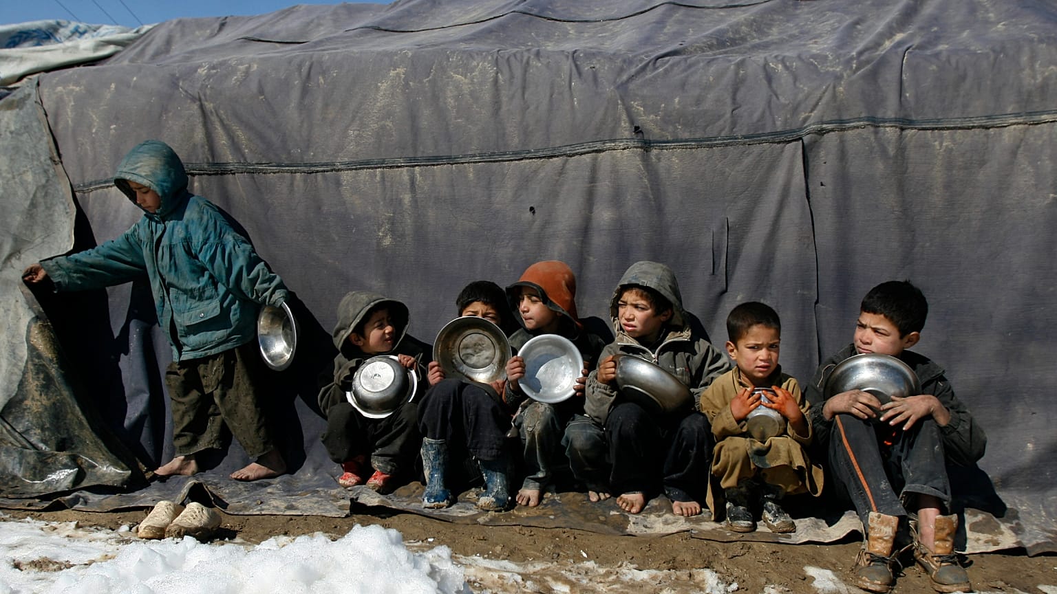 Des enfants réfugiés afghans dans un camp de réfugiés à Kaboul, Afghanistan, 14 février 2011.