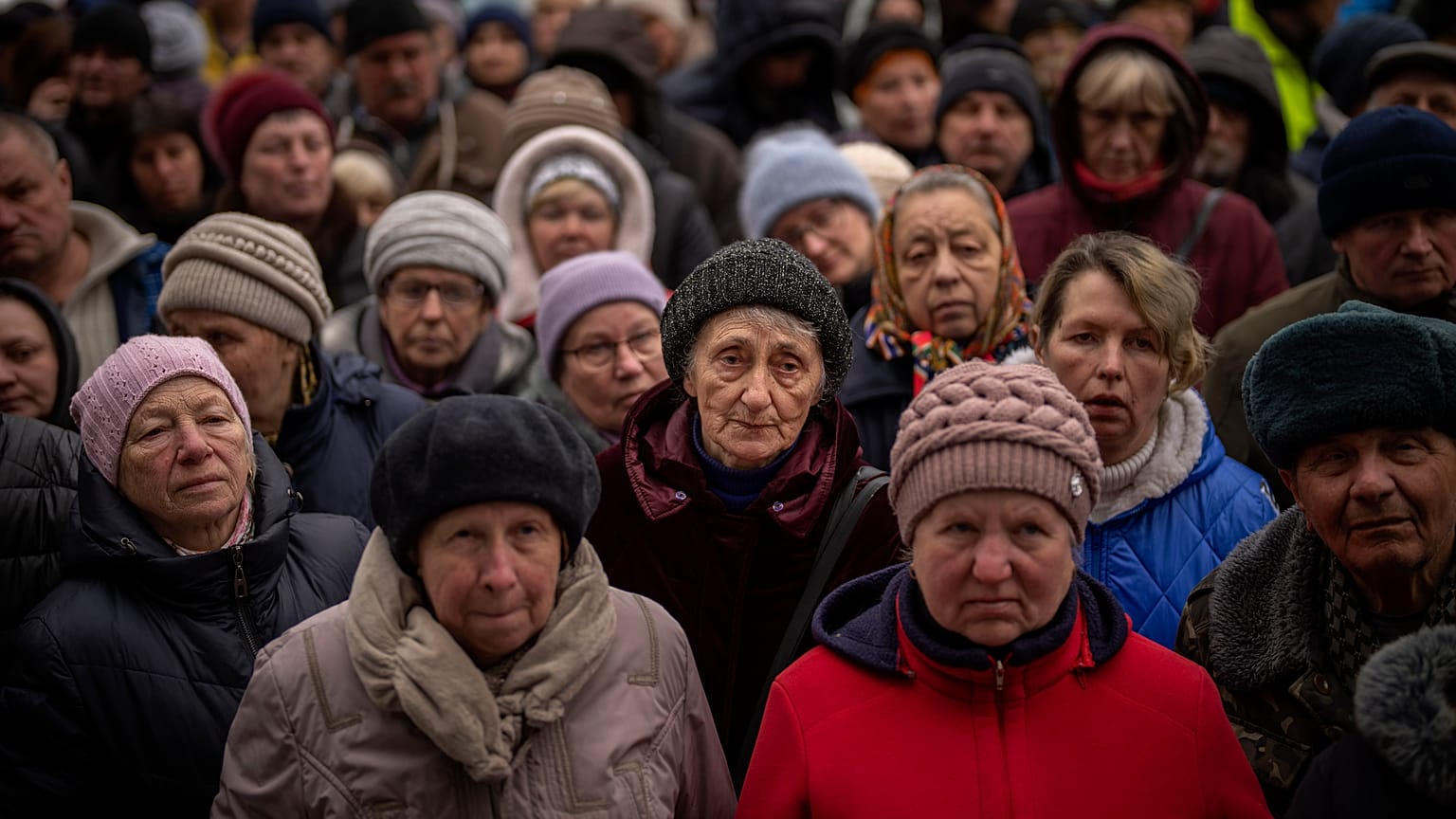 Los ucranianos esperan la distribución de alimentos organizada por la Cruz Roja en Bucha, en las afueras de Kiev, el 18 de abril de 2022. 