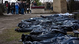 Leichensäcke mit Körpern getöteter Zivilisten in Butscha im April 2022.