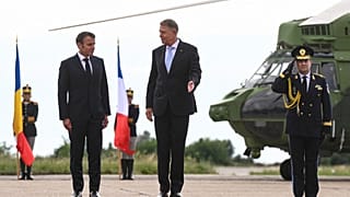 Президент Франции Эммануэль Макрон и президент Румынии Клаус Йоханнис на авиабазе Михаил Когэлничану недалеко от города Констанца, 15 июня 2022 года.