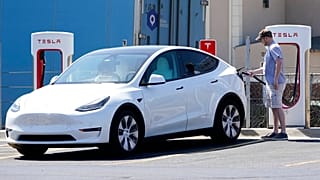 Egy Tesla 3 és tulajdonosa