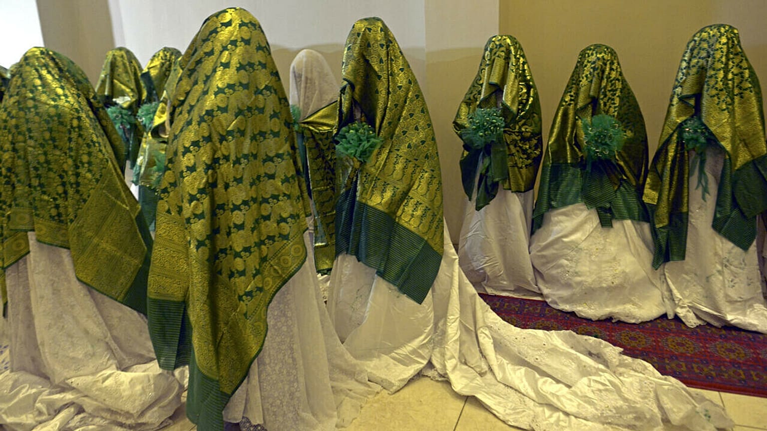 Hetven pár házasodott egyszerre