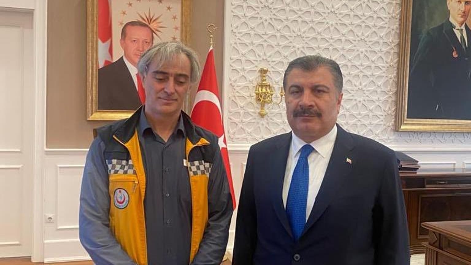 Sağlık Bakanı Koca, bakanlık binası önüne gelerek kendisiyle görüşmek isteyen ambulans şoförüyle bir araya geldi.