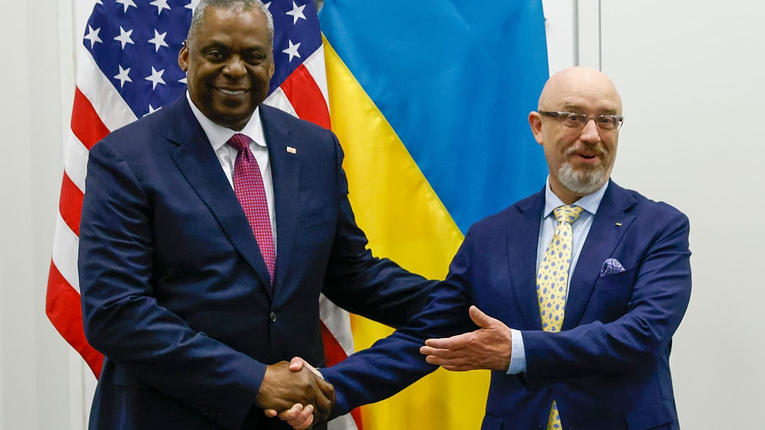 El secretario de Defensa de EEUU, Lloyd Austin, y el ministro de Defensa de Ucrania, Oleksii Reznikov, antes de una reunión de ministros de Defensa de la OTAN el 15 de junio 