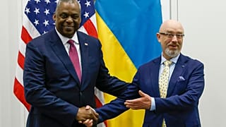 El secretario de Defensa de EEUU, Lloyd Austin, y el ministro de Defensa de Ucrania, Oleksii Reznikov, antes de una reunión de ministros de Defensa de la OTAN el 15 de junio 