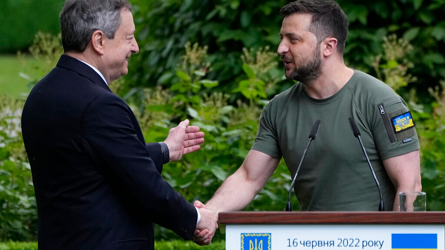 Stretta di mano tra Draghi e Zelensky. (Kiev, 16.6.2022)