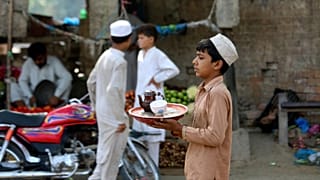 یکی از وزرای دولت پاکستان از مردم خواست تا به علت بحران اقتصادی کمتر چای بخورند.