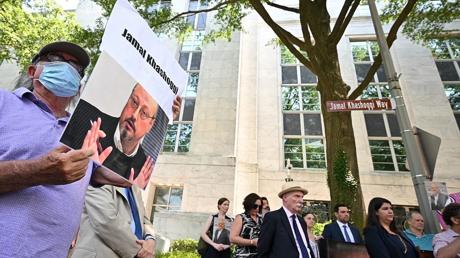 Das Straßenschild zeigt: Der Weg trägt jetzt den Namen Jamal Khashoqqis