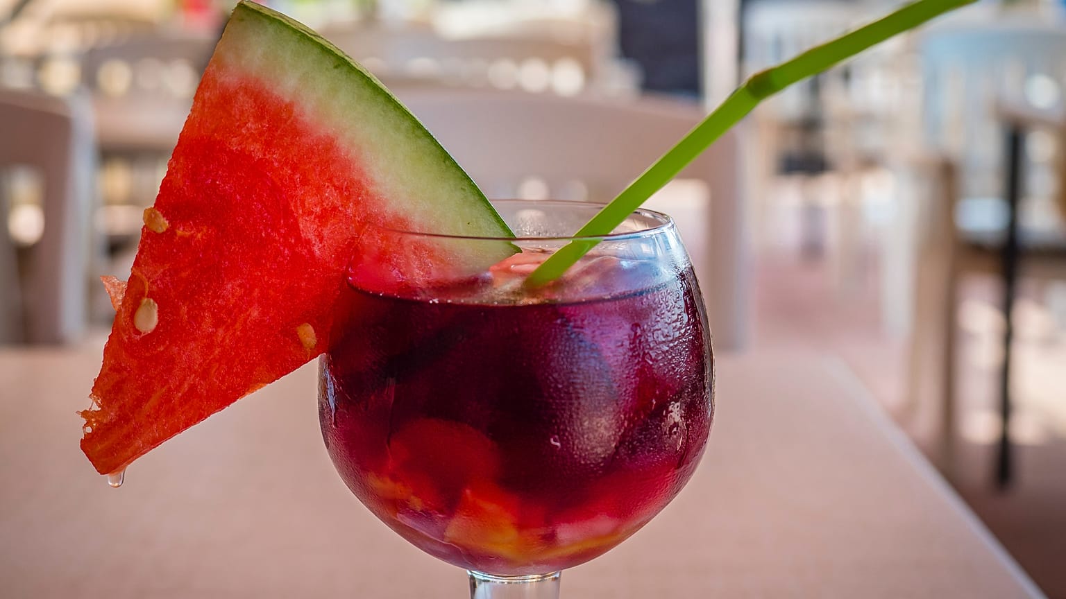 Glas mit Sangria in Peguera im Südwesten Mallorcas