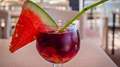 Glas mit Sangria in Peguera im Südwesten Mallorcas