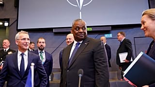 Le secrétaire général de l'OTAN et le secrétaire d'Etat américain à la Défense (de gauche à droite)