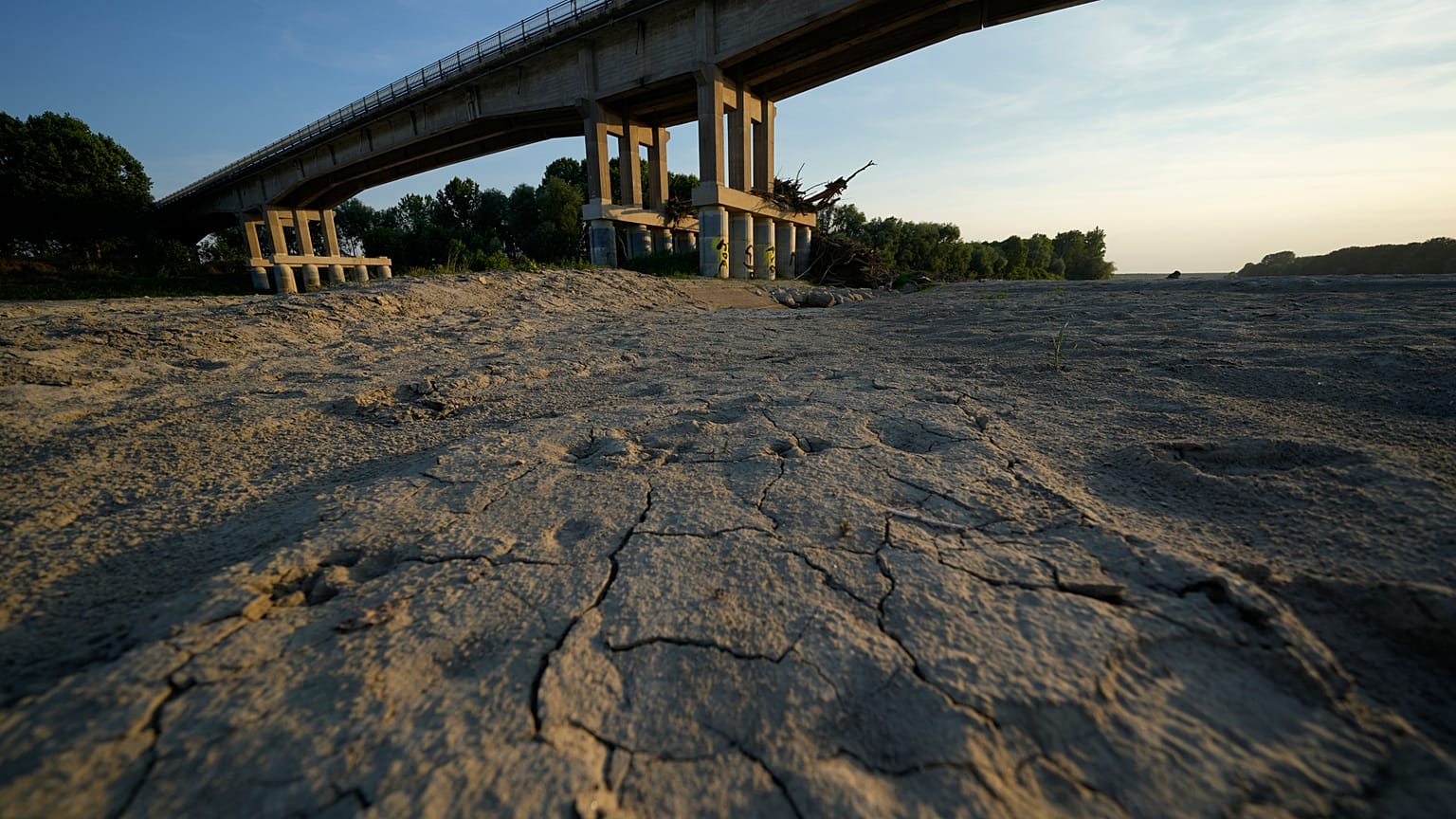 Ausgetrocknetes Po-Flussbett in Boretto zwischen Mailand und Bologna.