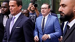 Kevin Spacey gut gelaunt beim Verlassen des Londoner Gerichts
