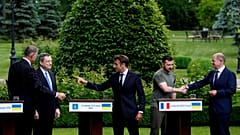 De gauche à droite, Klaus Iohannis (président roumain), Mario Draghi, Emmanuel Macron, Volodymyr Zelenskyy et Olaf Scholz