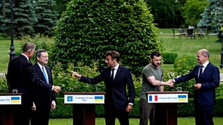 De gauche à droite, Klaus Iohannis (président roumain), Mario Draghi, Emmanuel Macron, Volodymyr Zelenskyy et Olaf Scholz