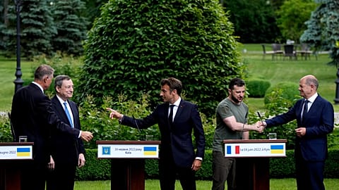De gauche à droite, Klaus Iohannis (président roumain), Mario Draghi, Emmanuel Macron, Volodymyr Zelenskyy et Olaf Scholz