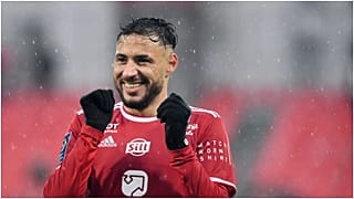 اللاعب الجزائري يوسف بلايلي بقميص نادي بريست الفرنسي