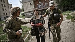 Une femme blessée et des militaires ukrainiens à Lysychansk, Ukraine , 11 juin 2022.