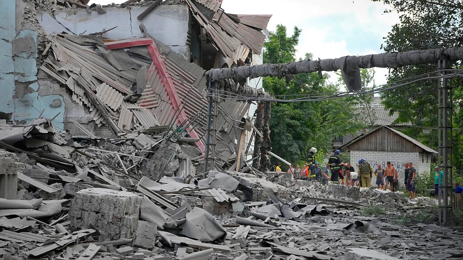 Kiev acusa Rússia de atacar civis em Lysychansk