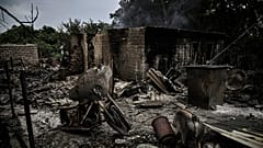 Разрушенный дом после обстрела города Лисичанска в восточноукраинской области Донбасс 13 июня 2022 года на фоне российского вторжения в Украину. 