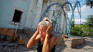 Egy nő menekül a bombázás elől Liszicsanszkban