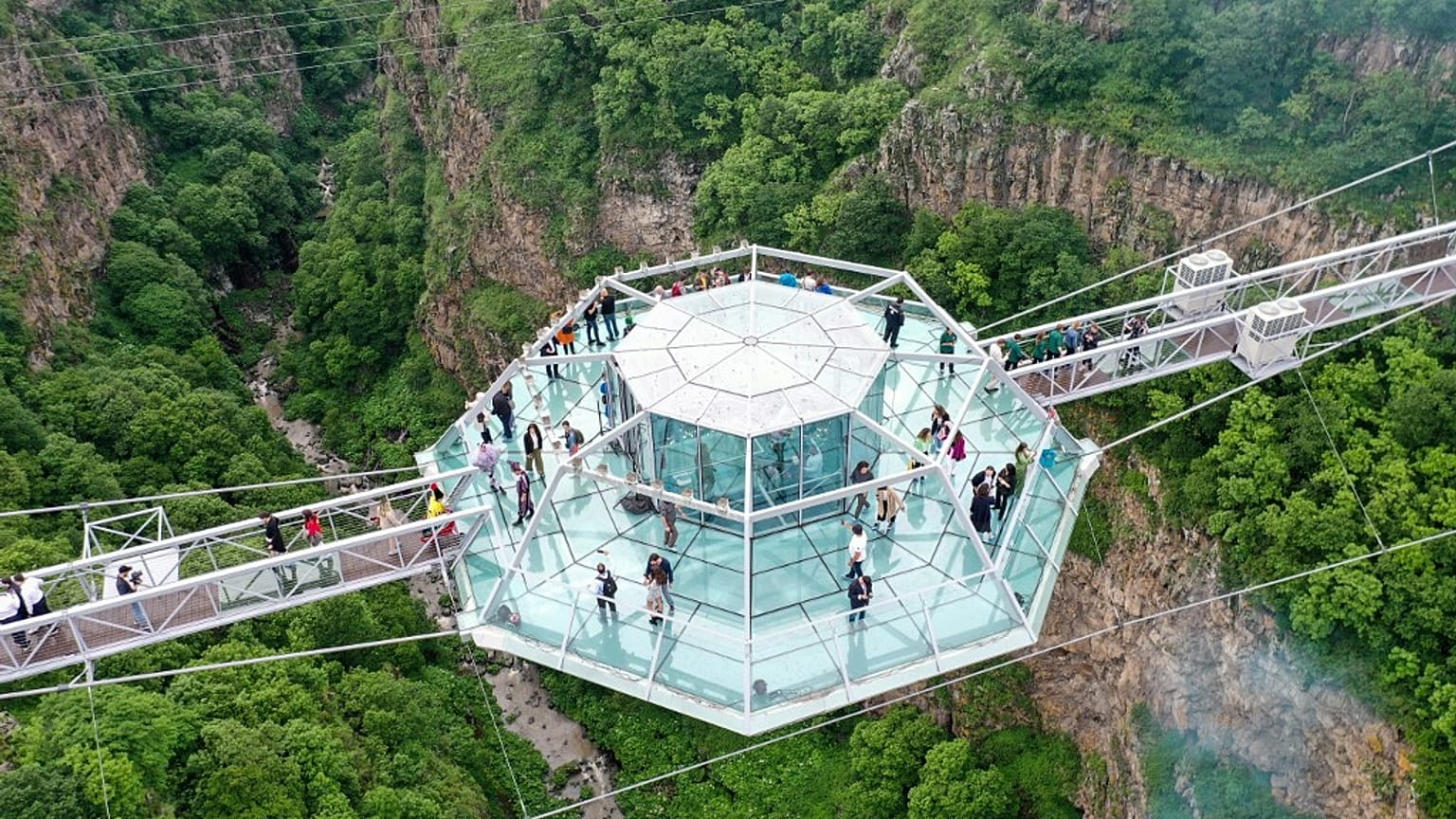 Das Café in der Mitter der 240 Meter langen Glasbrücke