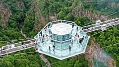 Das Café in der Mitter der 240 Meter langen Glasbrücke
