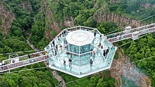 Das Café in der Mitter der 240 Meter langen Glasbrücke