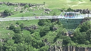 Стеклянный мост над каньоном Дашбаши в Грузии