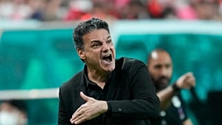 إيهاب جلال يعطي تعليمات للاعبيه خلال مباراة ودية بين كوريا الجنوبية ومصر في استاد كأس العالم في سيول، كوريا الجنوبية، 14 يونيو 2022