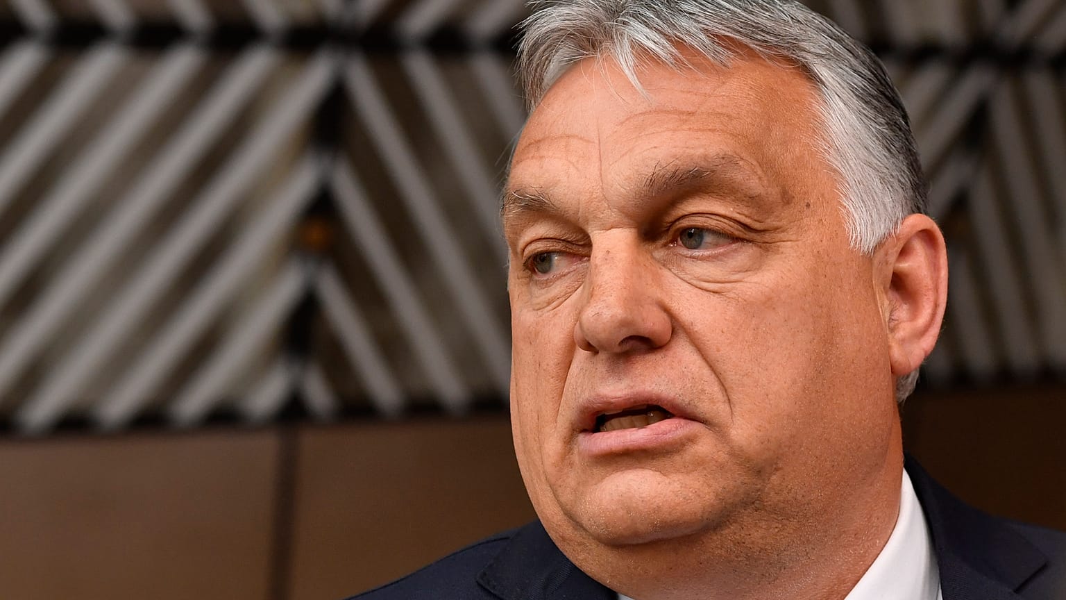 1:10-1:17 Monday evening protest Viktor Orbán kommentierte zur Situation, seine Regierung habe keine Toleranz gegenüber Rassismus.