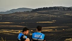 Des policiers inspectent les lieux après que des feux de forêt aient touché la zone proche de Miranda de Arga, dans le nord de l'Espagne, le jeudi 16 juin 2022.