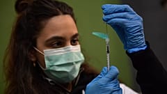 DATEI - Eine medizinische Mitarbeiterin bereitet einen Impfstoff von Pfizer während einer COVID-19-Impfkampagne in Pamplona, Nordspanien, vor.