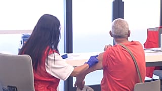 Un hombre es vacunado contra la COVID-19 en Madrid, España