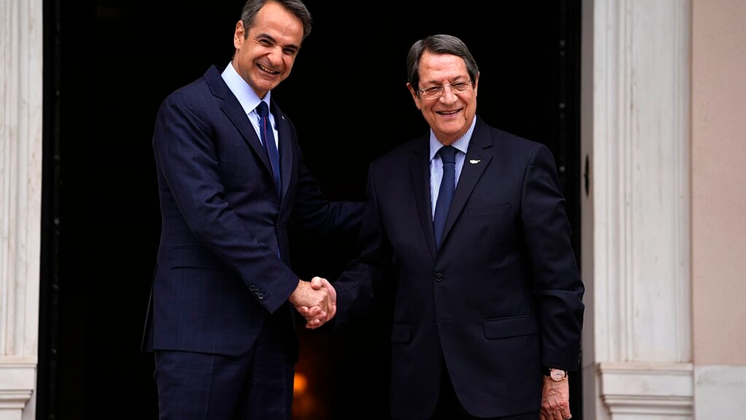 Ο Έλληνας πρωθυπουργός Κυριάκος Μητσοτάκης σε παλαιότερη συνάντηση με τον Κύπριο πρόεδρο Νίκο Αναστασιάδη