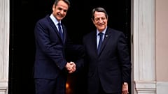 Ο Έλληνας πρωθυπουργός Κυριάκος Μητσοτάκης σε παλαιότερη συνάντηση με τον Κύπριο πρόεδρο Νίκο Αναστασιάδη