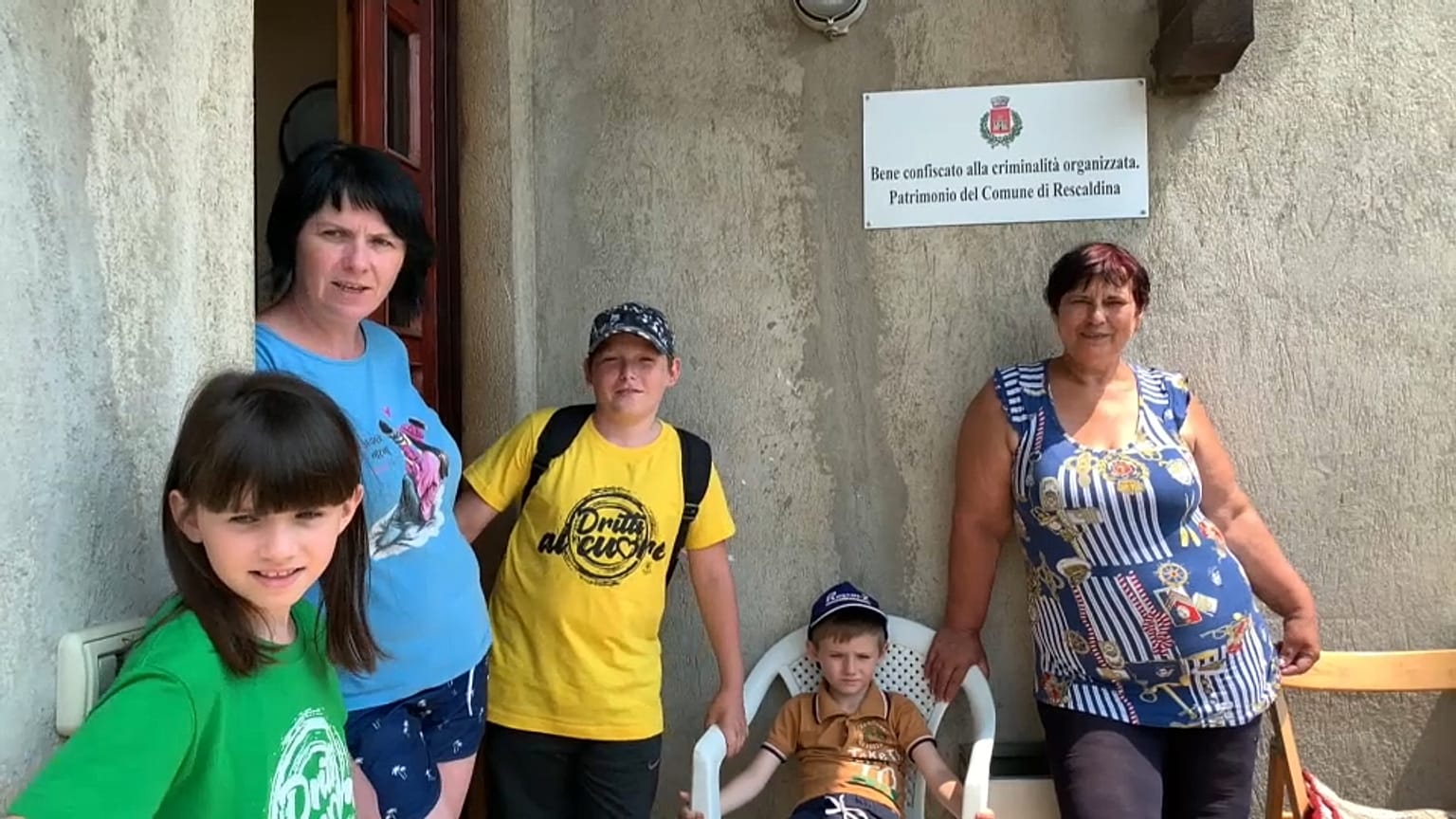Tetiana und ihre Familie sind aus Bucha in der Ukraine geflüchtet und leben nun in einem ehemaligen Mafia Anwesen in der Nähe von Mailand.