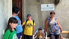 Família ucraniana a residir em Itália.