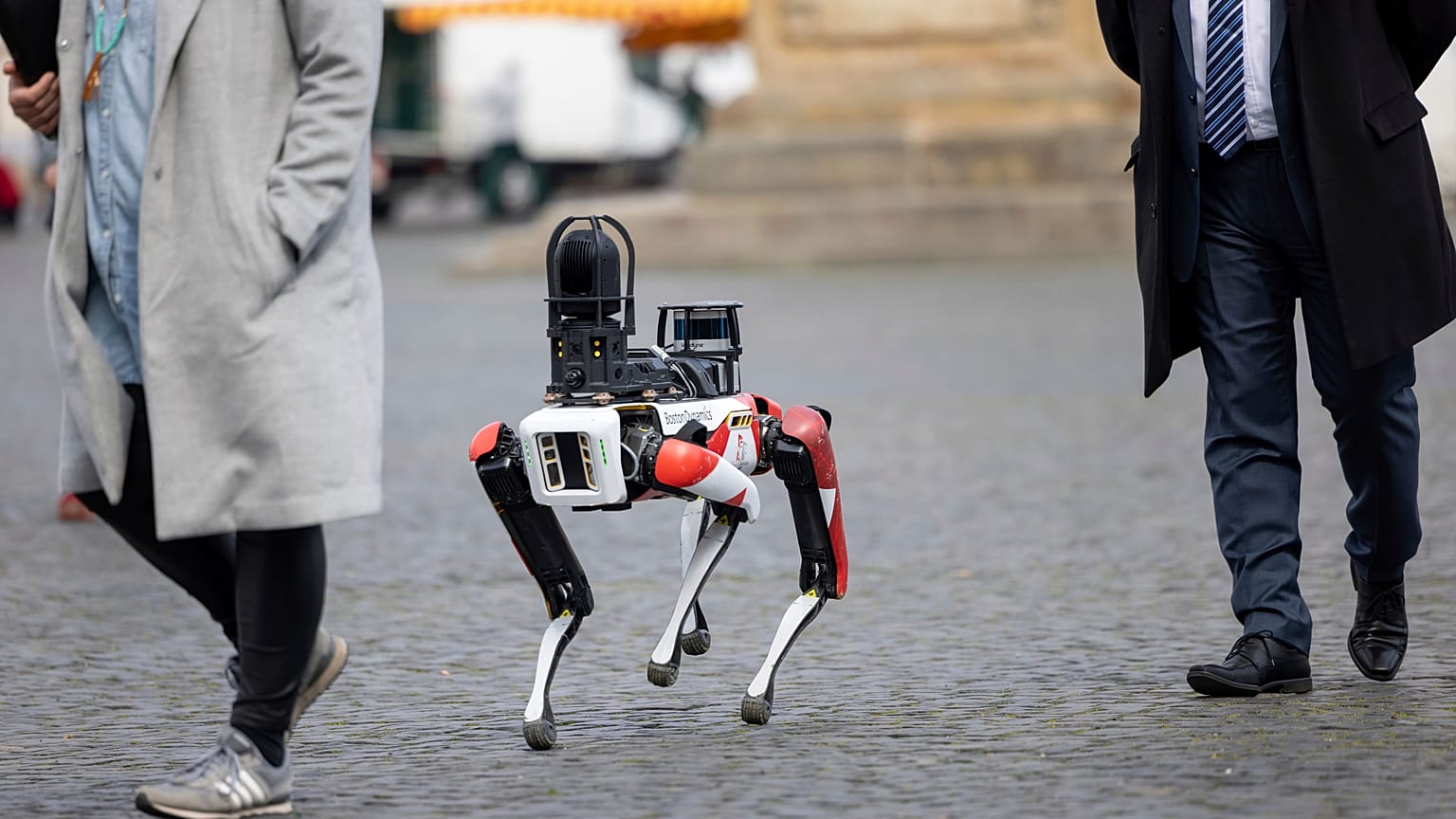 ARCHIVO - Spot, un robot con movimientos similares a los de un perro, camina por la plaza Domplatz en Erfurt, Alemania, el martes 20 de abril de 2021.