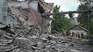 Zerstörtes Gebäude in Luhansk