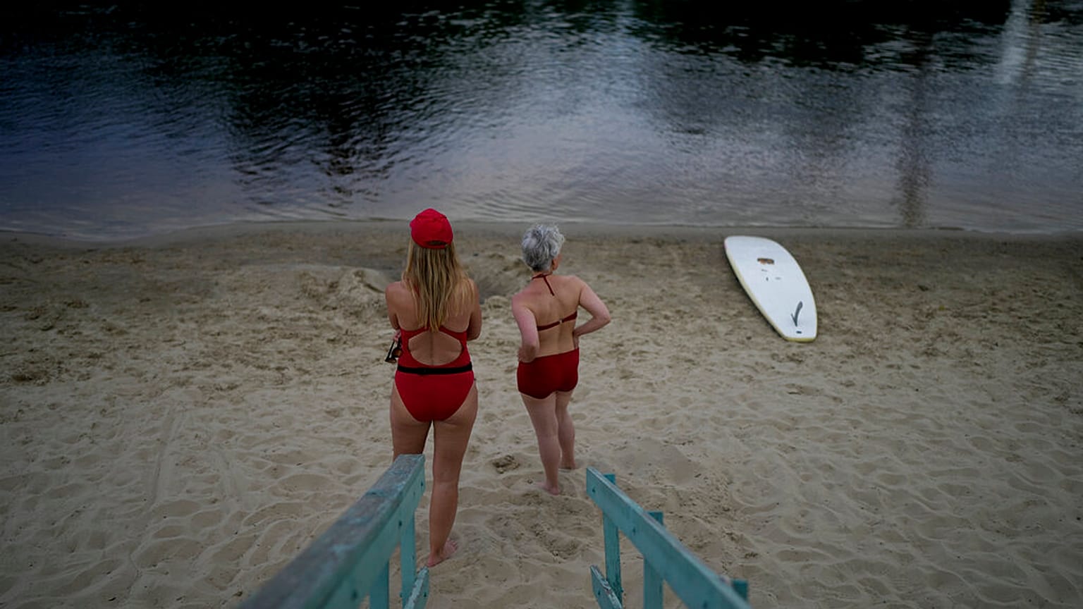Urlaub in der Ukraine: Zwei Frauen stehen an einem Strand des Dnepr-Flusses in Kiew, 9. Juni 2022.