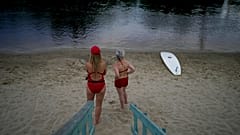Urlaub in der Ukraine: Zwei Frauen stehen an einem Strand des Dnepr-Flusses in Kiew, 9. Juni 2022.