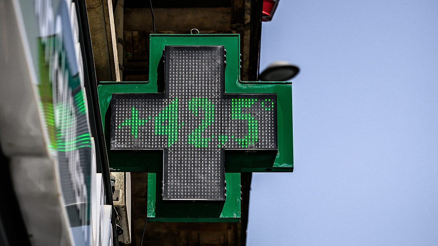 Cette photo prise le 17 juin 2022 montre une enseigne de pharmacie affichant la température de 42,5 degrés à Bordeaux, dans le sud-ouest de la France.