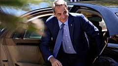 رئيس الوزراء اليوناني كيرياكوس ميتسوتاكيس يصل إلى القصر الرئاسي في نيقوسيا للاجتماع مع الرئيس القبرصي نيكوس أناستاسيادس، 17 يونيو 2022. 