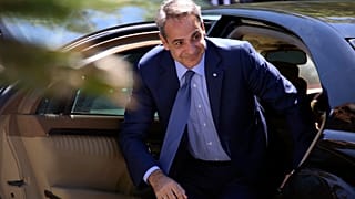رئيس الوزراء اليوناني كيرياكوس ميتسوتاكيس يصل إلى القصر الرئاسي في نيقوسيا للاجتماع مع الرئيس القبرصي نيكوس أناستاسيادس، 17 يونيو 2022. 