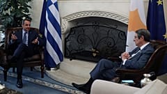 Kyriakos Mitsotakis foi recebido esta sexta-feira em Nicosia por Nicos Anastasiades